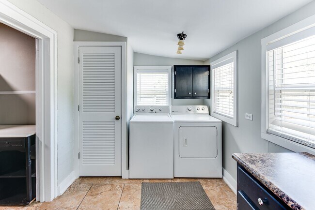 Building Photo - 432 27th St