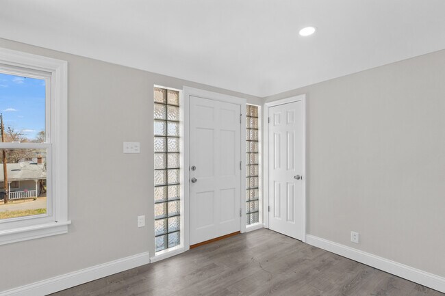 Building Photo - 223 N Dellwood Ave