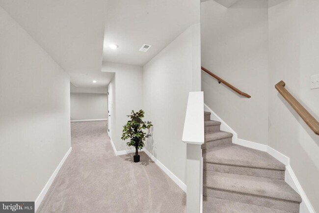 Building Photo - 15 Pratt Ln