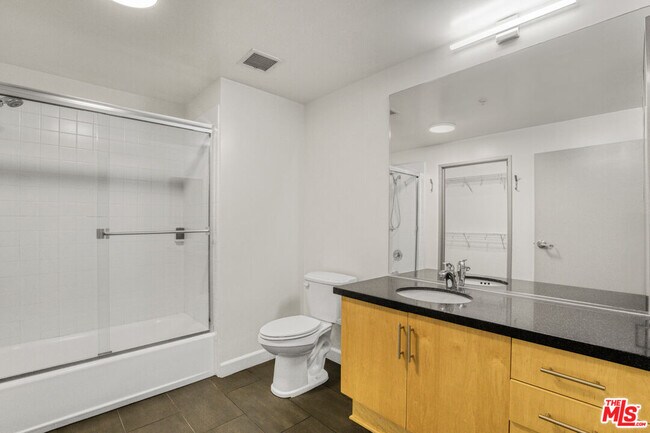Building Photo - 330 W 11th St