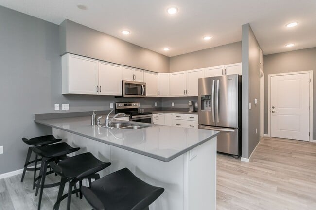 Building Photo - Fully Furnished Townhome Blocks Away From Downtown, Flexible Leasing Terms!