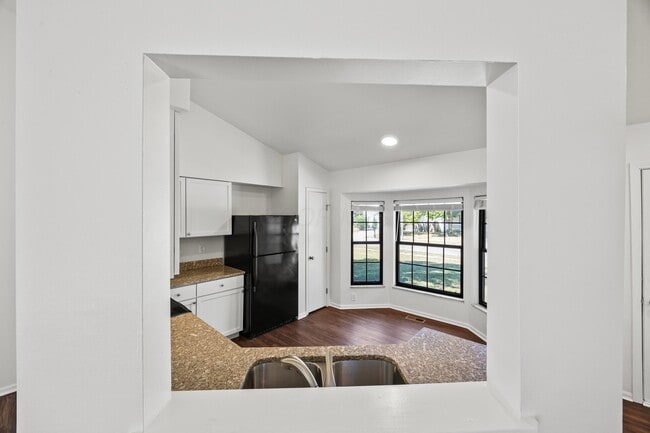 Building Photo - 6948 Kinston Dr