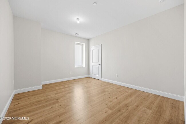 Building Photo - 207 Main St