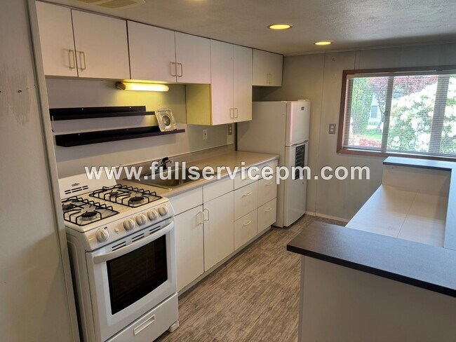 Building Photo - Lower basement studio unit in a house