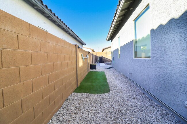 Building Photo - 14144 W Smoketree Dr