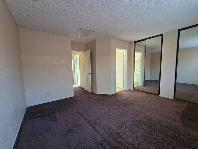 Building Photo - New Listing!