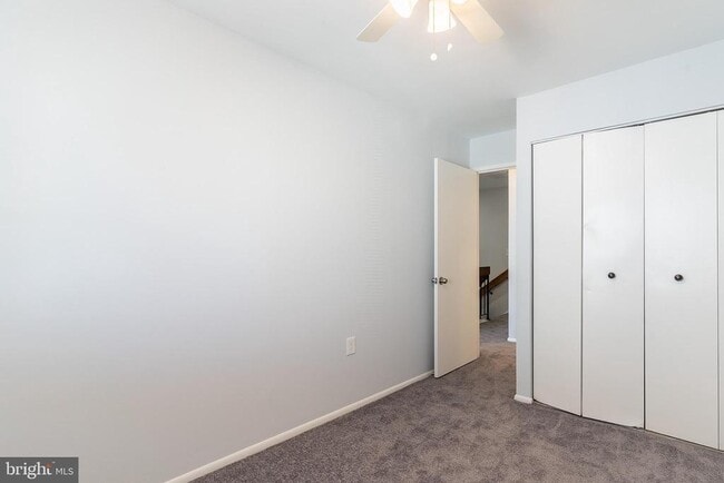 Building Photo - 8708 Village Square Dr