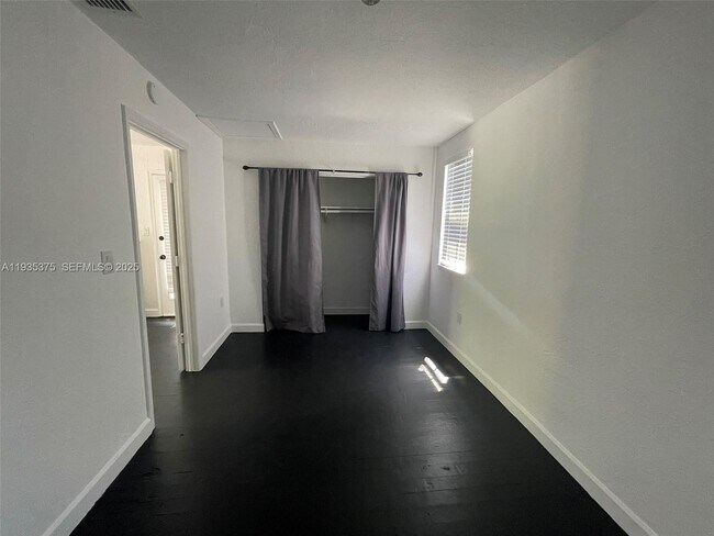 Building Photo - 210 NE 110th St