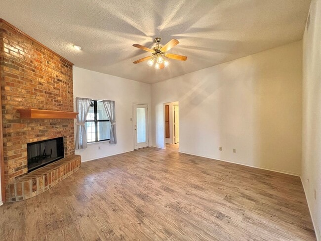 Building Photo - Available now! 3/2/2 with fenced backyard and small sunroom