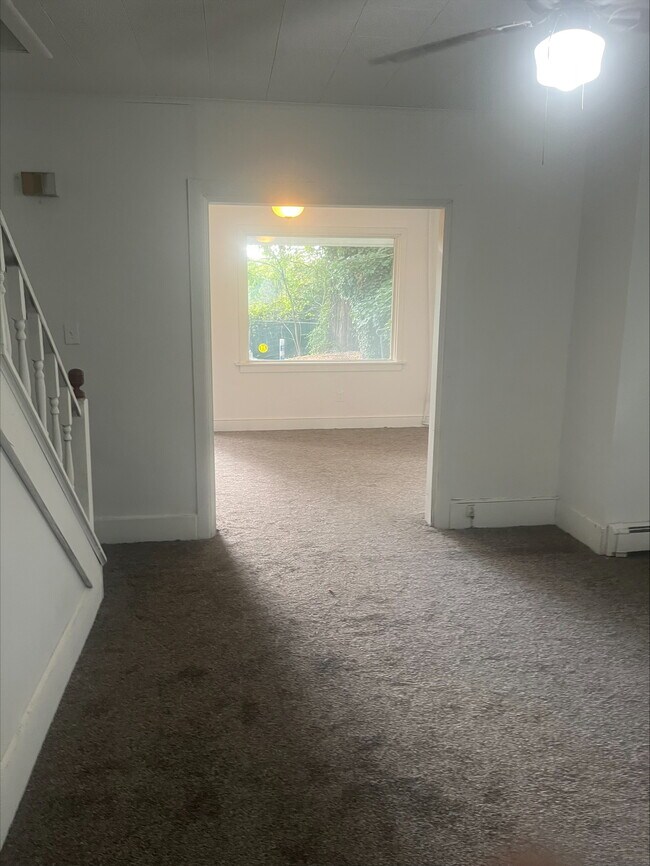 Building Photo - 206 Welles St