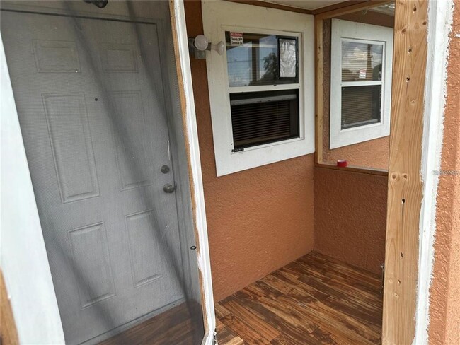 Building Photo - 850 E 19th St