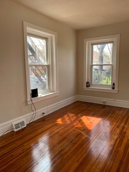 Building Photo - 517 Seneca St