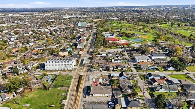 Building Photo - 3911 Fulton St