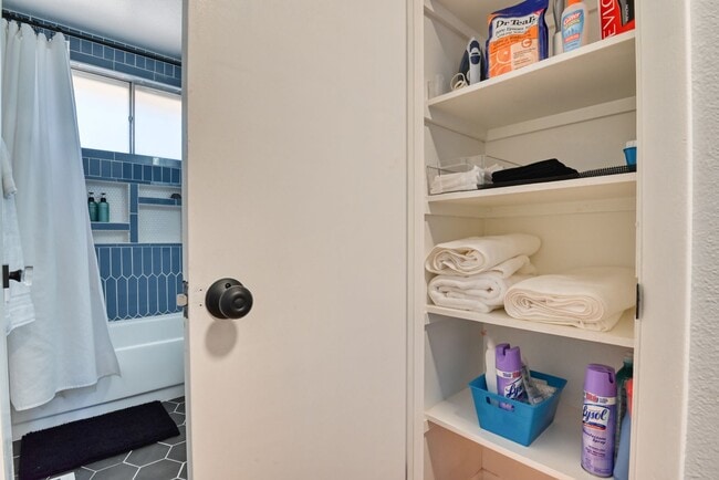 Building Photo - Cute 3 Bedroom Home in Central Colorado Sp...