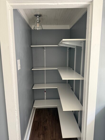 Building Photo - 5028 E New York St