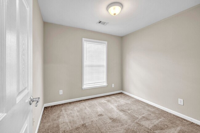 Building Photo - SPACIOUS 3 BEDROOM TOWNHOME
