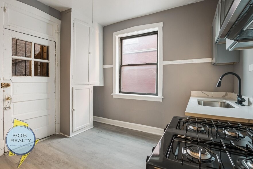 Building Photo - 1030 E Hyde Park Blvd