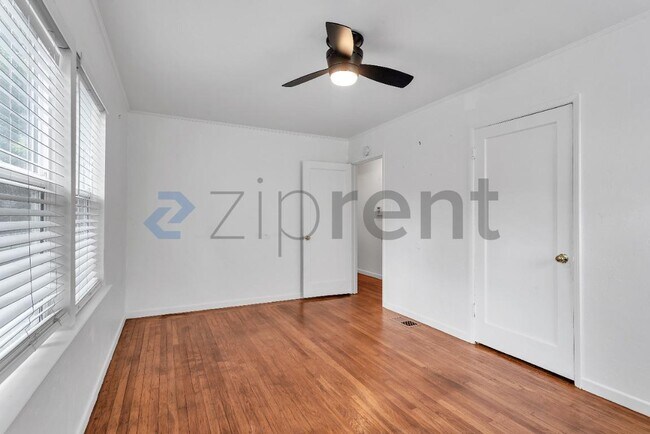 Building Photo - Unit 3400