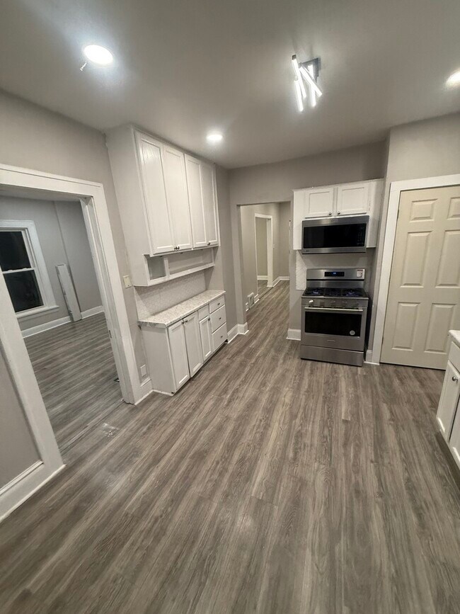 Building Photo - 746 N Schuyler Ave