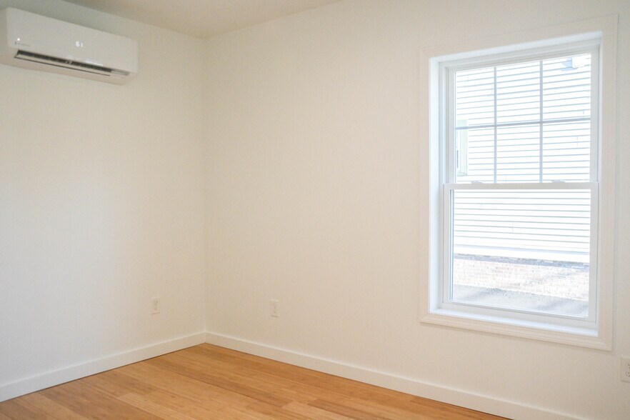 Building Photo - 548 Main St