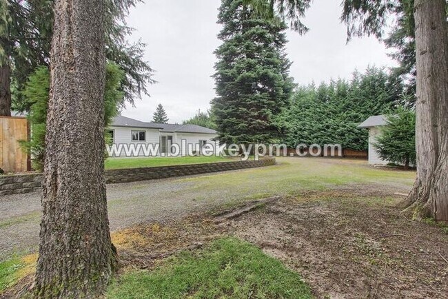 Building Photo - 3 Bed, 3 Bath Home with a LARGE 1/2 Acre Yard and Deck, Boathouse and 2 Bonus Rooms