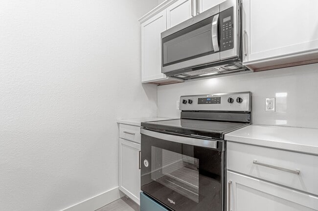 Building Photo - Beautiful townhome off of I St!