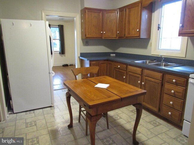 Building Photo - 203 W 5th Ave