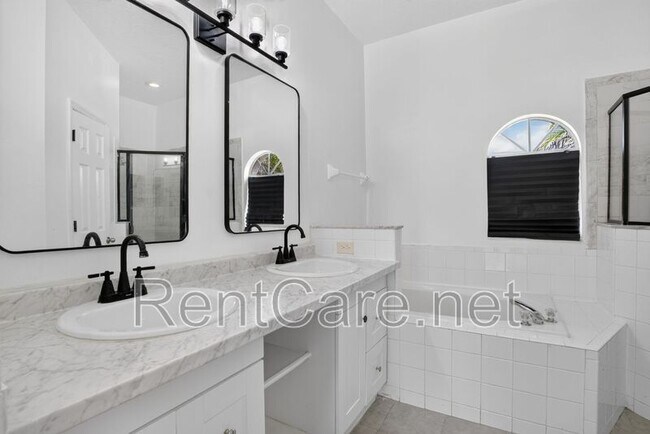 Building Photo - 121 Aurelia Ct