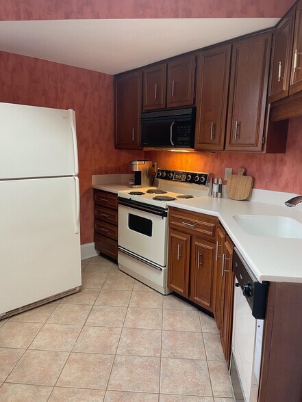 Building Photo - 2068 Walton Way