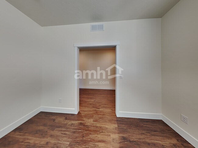 Building Photo - 1423 N Barkvine Ave