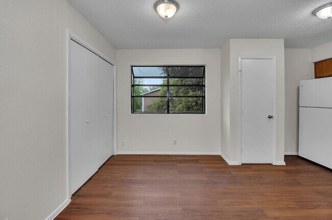 Building Photo - 500 Algerita Dr