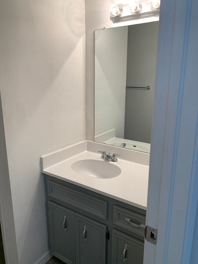 Building Photo - 902 W Edgewater St