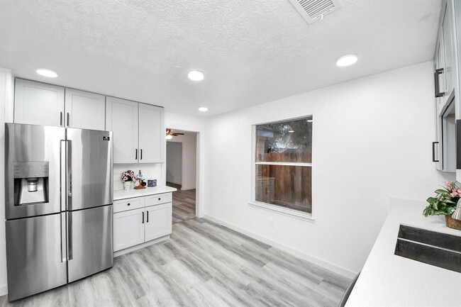 Building Photo - 11134 Bellerive Dr