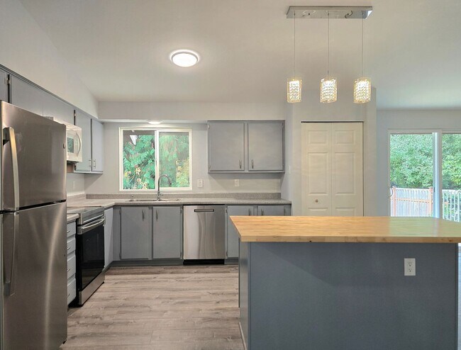 Building Photo - 4 Bedroom 3 Bath in Lake Forest Park