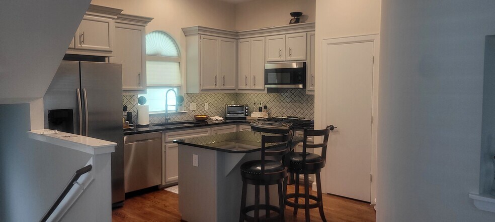 Building Photo - 548 Westcross St