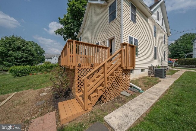 Building Photo - 231 Plant Ave