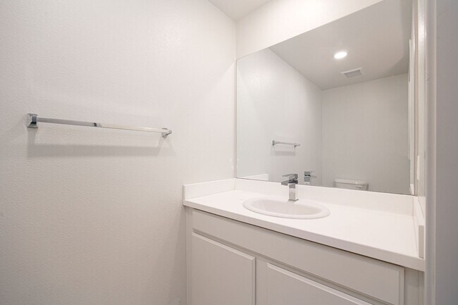 Building Photo - Perfectly located 4-bedroom townhouse in c...