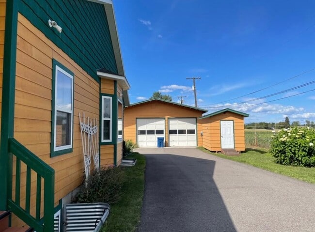 Building Photo - Bauer Rentals - 245 N. DAVIS ST