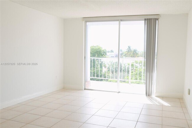 Building Photo - 6900 Bay Dr