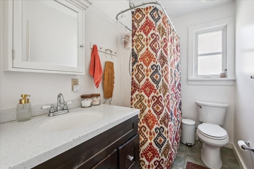 Building Photo - 72 Lakeview Ter