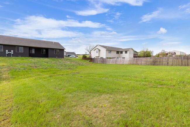 Building Photo - Spacious 3 bedroom, 2 bath home with a 2 c...