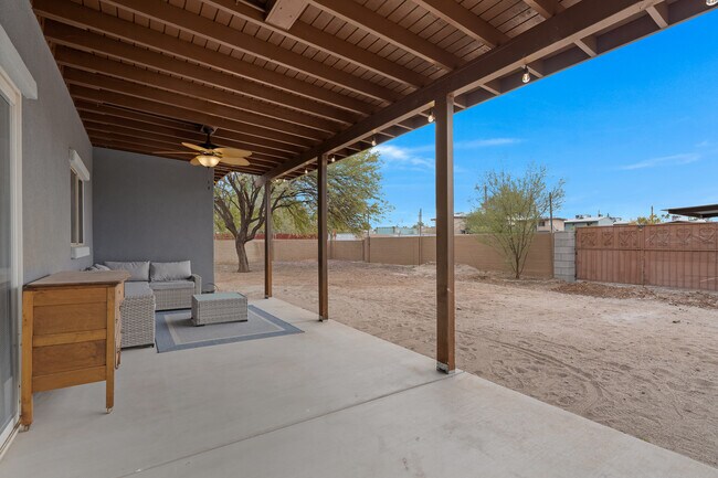 Building Photo - 3816 E Lee St