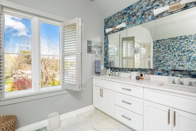 Building Photo - 55 Floyd St