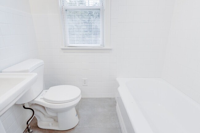 Building Photo - 148 Roselawn Ave NE