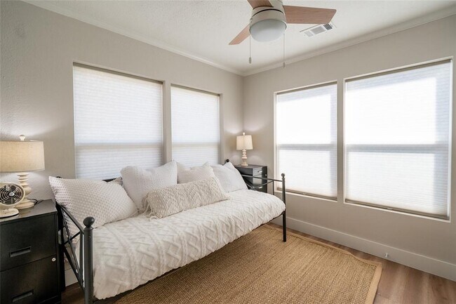 Building Photo - 505 Lbj Dr