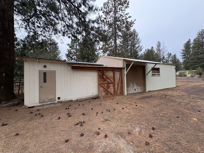 Building Photo - CHECK OUT THIS SPACIOUS SINGLE FAMILY HOME IN DESCHUTES RIVER WOODS ON 0.96 ACRES!