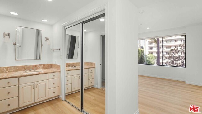 Building Photo - 10724 Wilshire Blvd