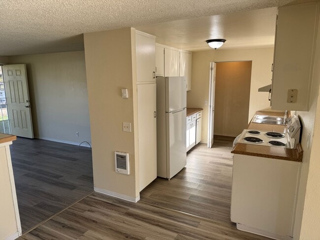 Building Photo - Updated 4 bedroom 1 bathroom house in Eugene!