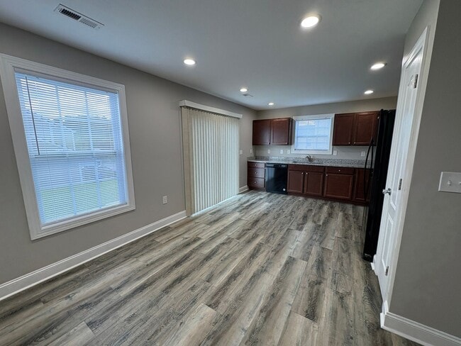 Building Photo - 505 Twisted Oak Dr NW