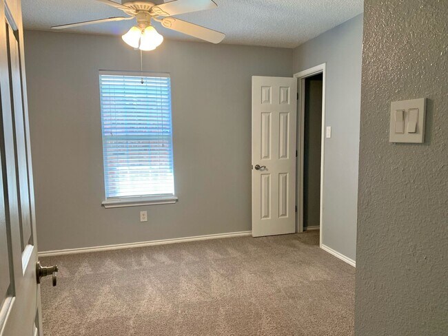 Building Photo - Fantastic 4 Bedroom 2 Bathroom house in So...